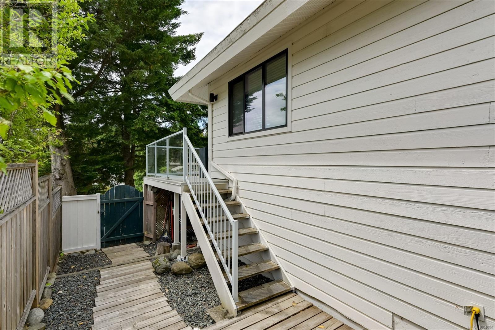 Photo 55 of 632 Cairndale Rd, Colwood BC