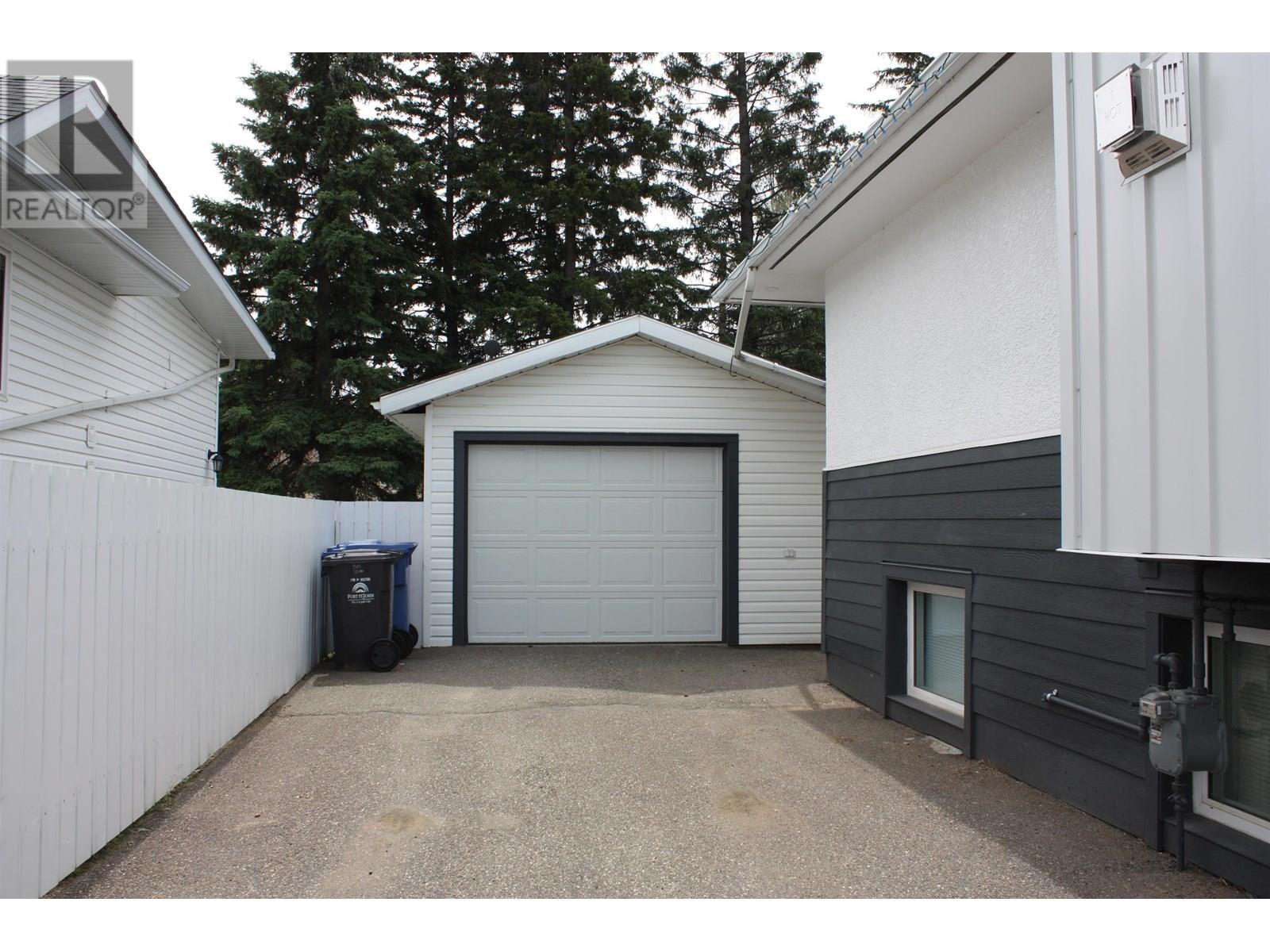 Photo 36 of 9507 112 Avenue, Fort St John BC