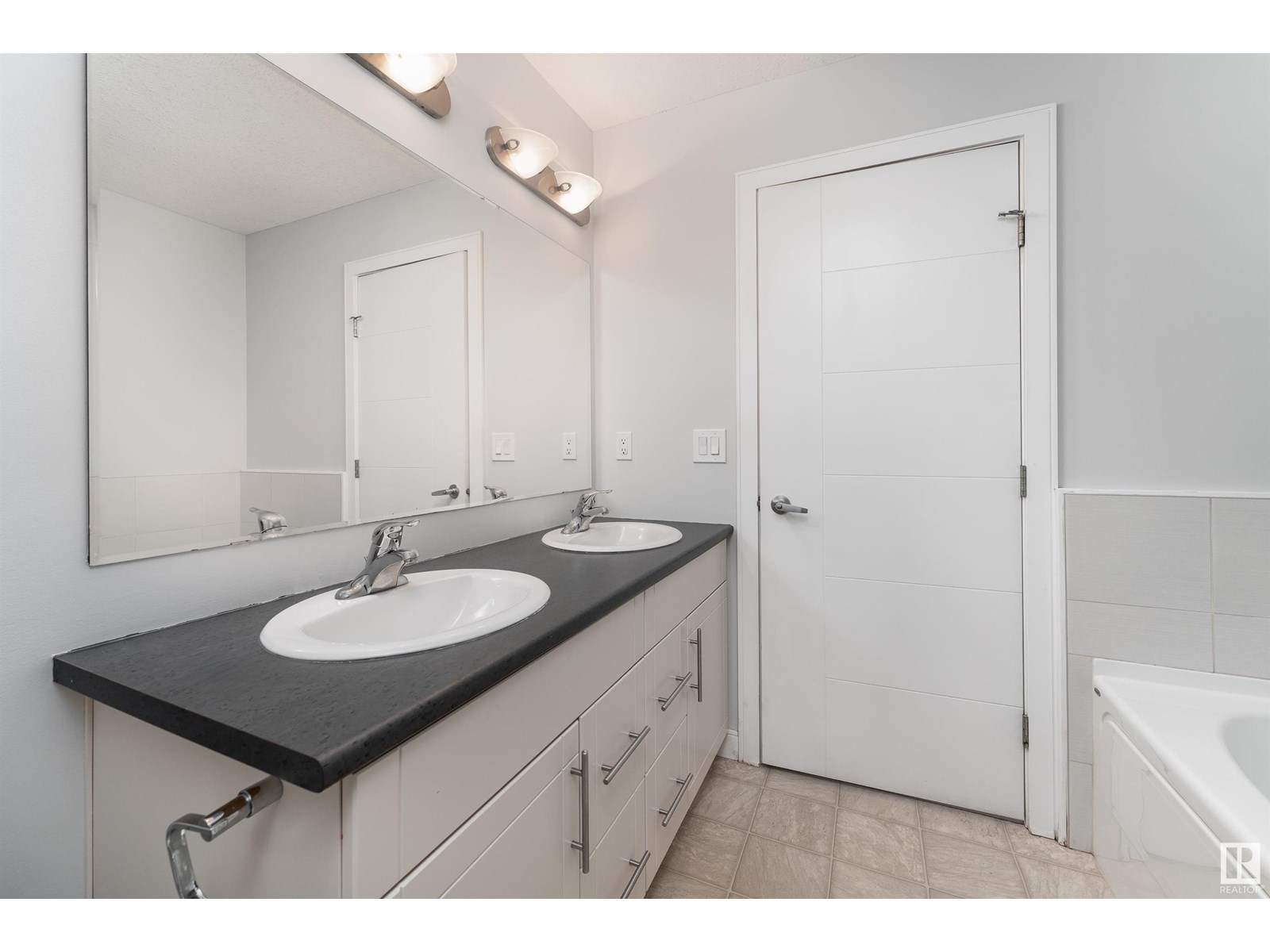 Photo 9 of 13019 132 Av Nw, Edmonton AB