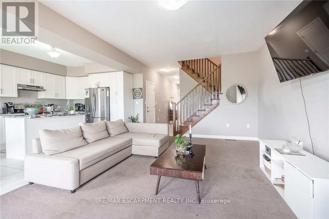 Photo 10 of 43 120 Vineberg Drive, Hamilton ON
