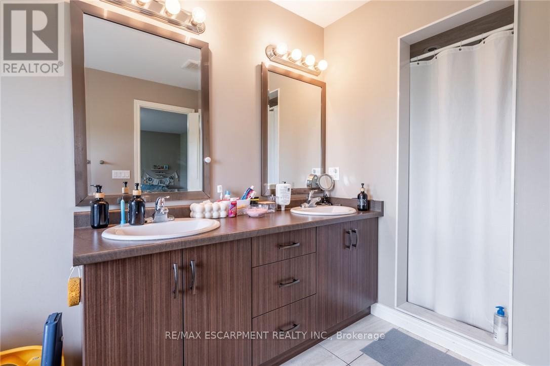 Photo 24 of 43 120 Vineberg Drive, Hamilton ON