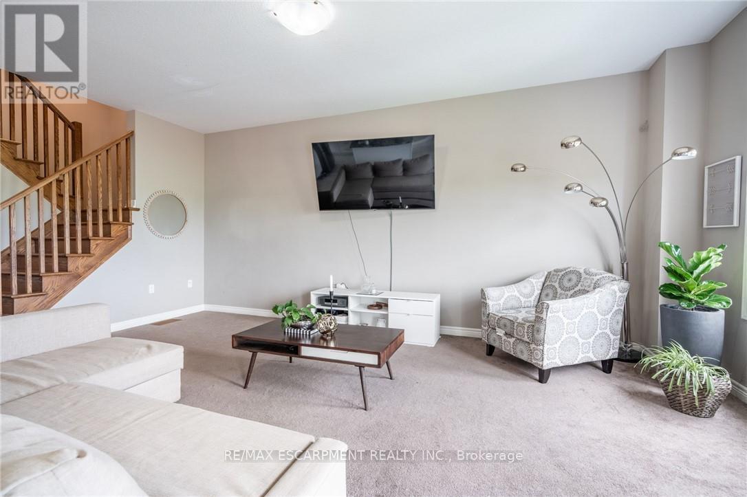 Photo 8 of 43 120 Vineberg Drive, Hamilton ON