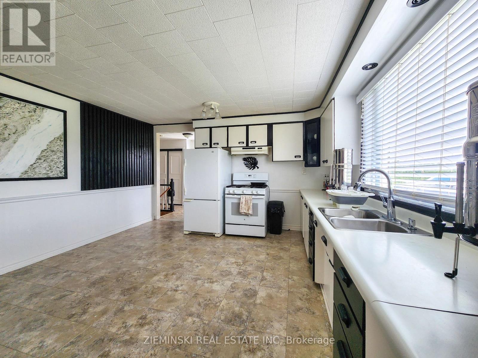 Photo 13 of 545 Silver Queen Lake Road, Cochrane ON