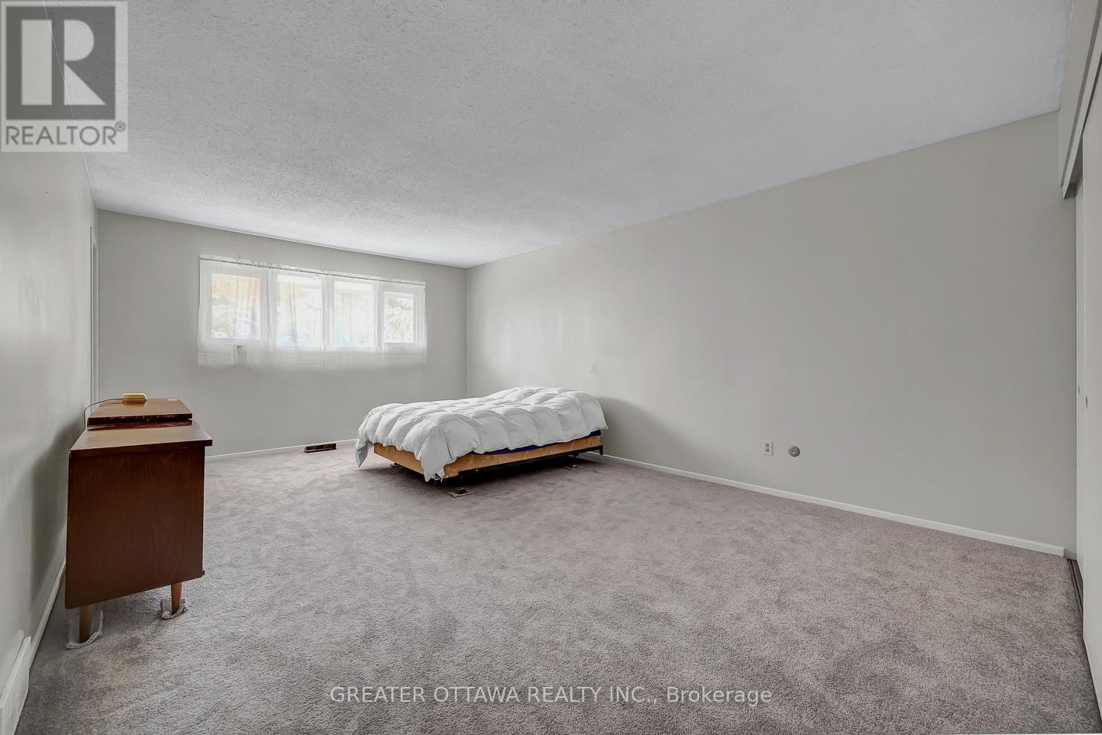 Photo 14 of 15 Rutherford Crescent S, Ottawa ON