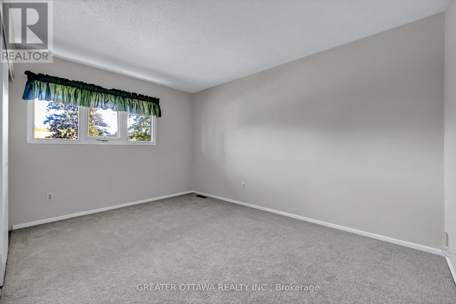 Photo 18 of 15 Rutherford Crescent S, Ottawa ON