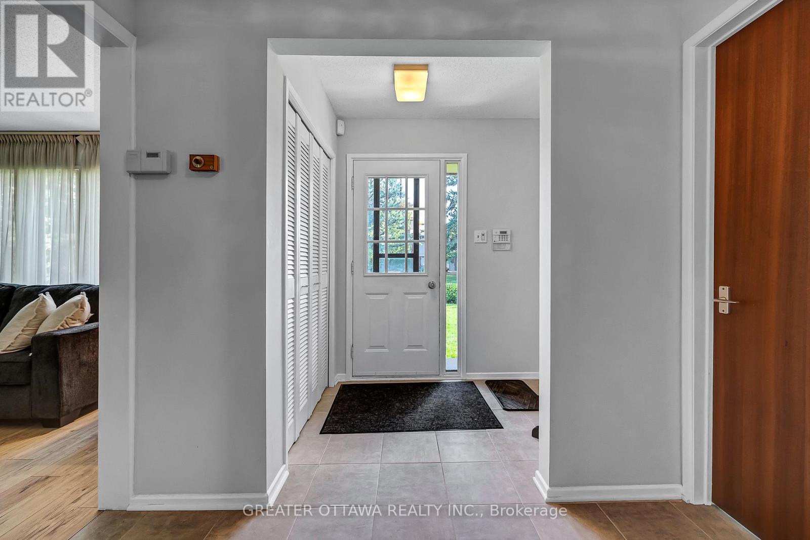 Photo 3 of 15 Rutherford Crescent S, Ottawa ON