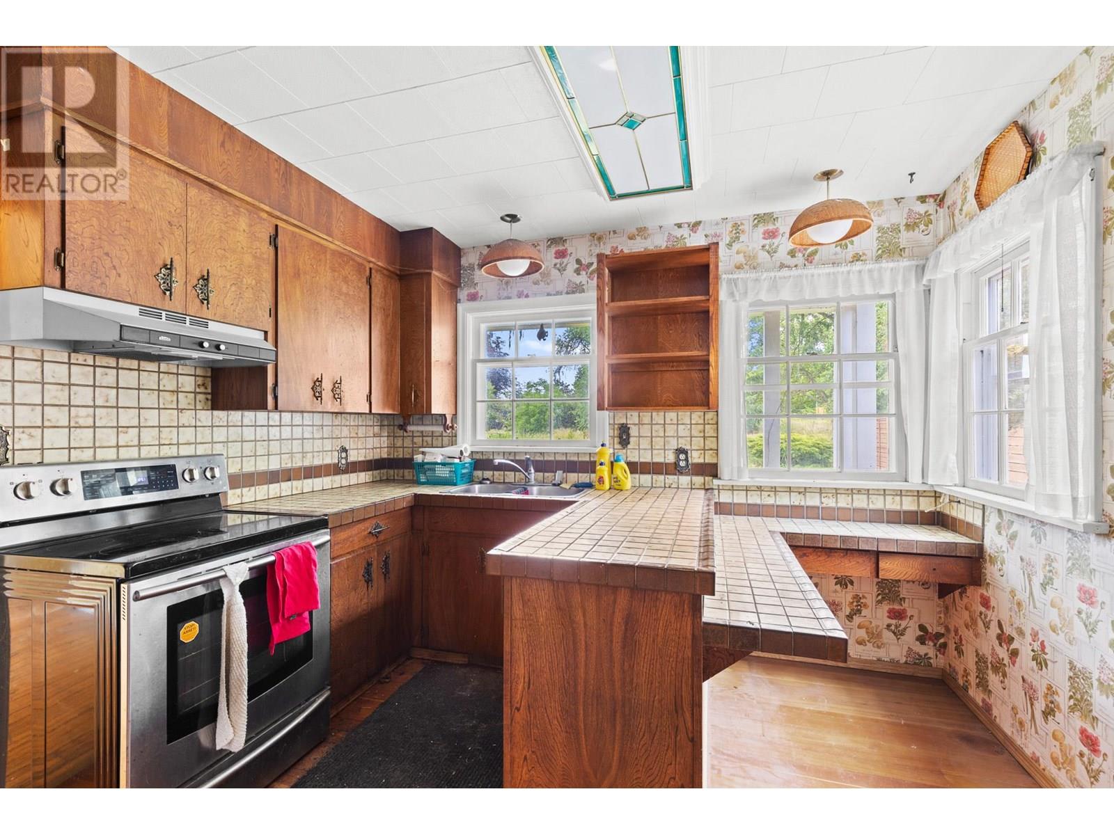  1880 Riverside Avenue, Kelowna