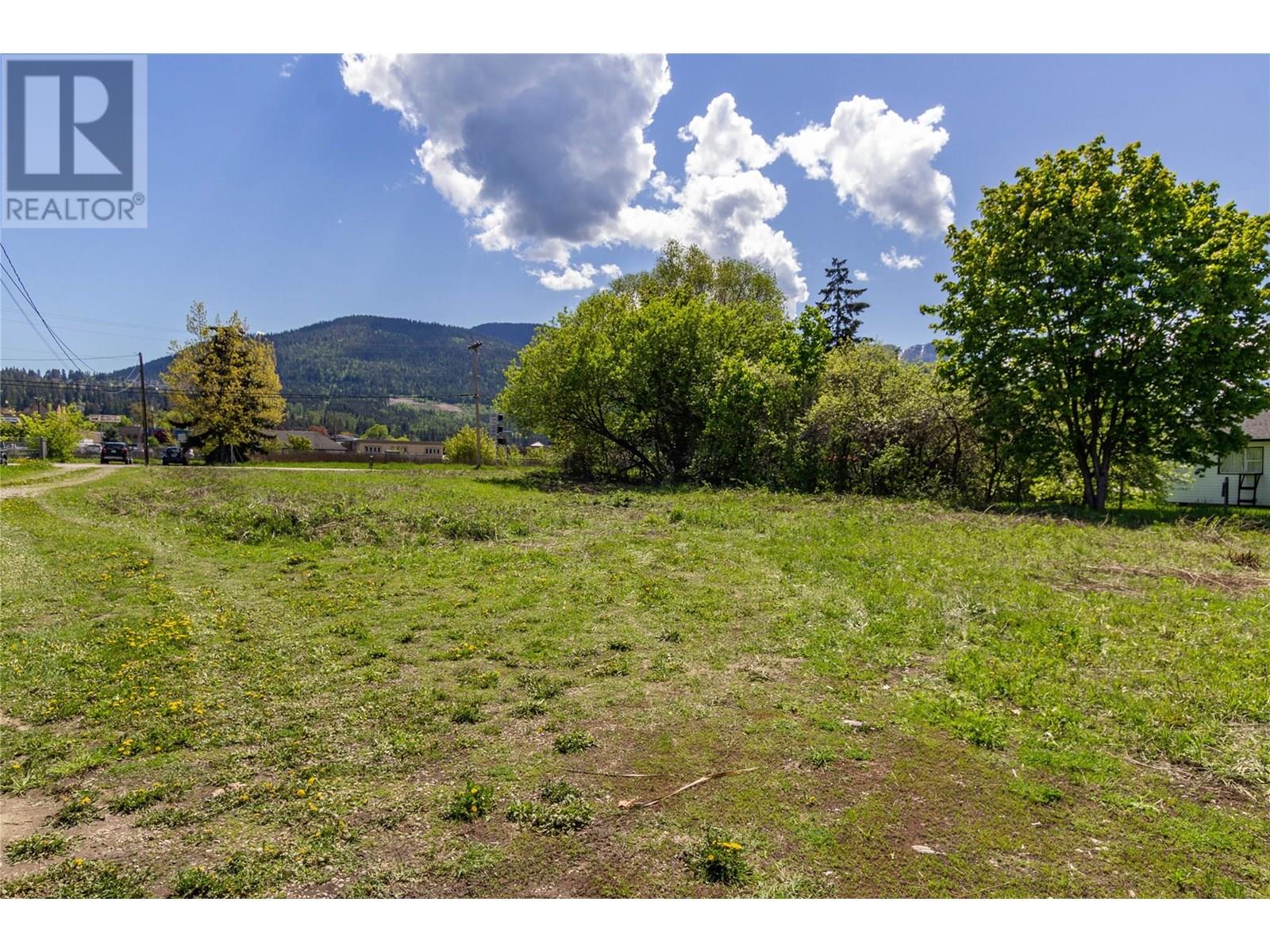 Photo 2 of 241 Beatty Avenue Nw, Salmon Arm BC