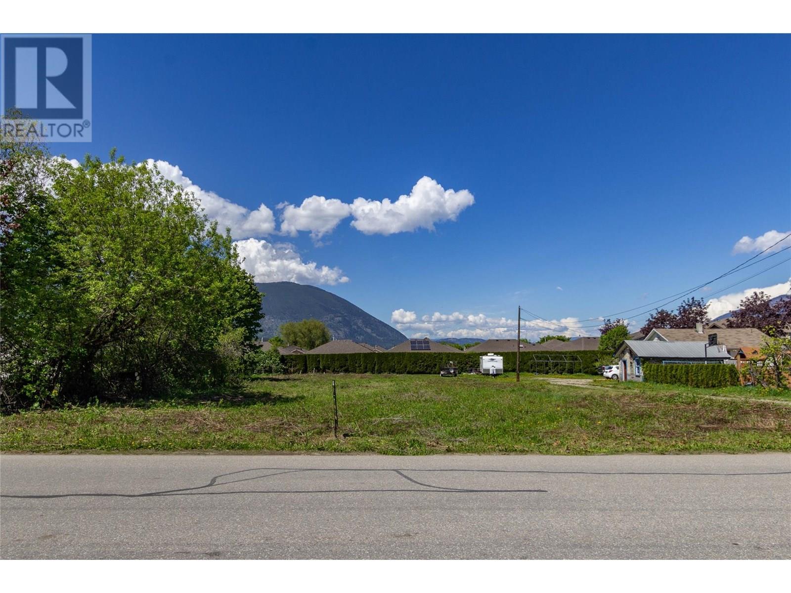 Photo 3 of 241 Beatty Avenue Nw, Salmon Arm BC