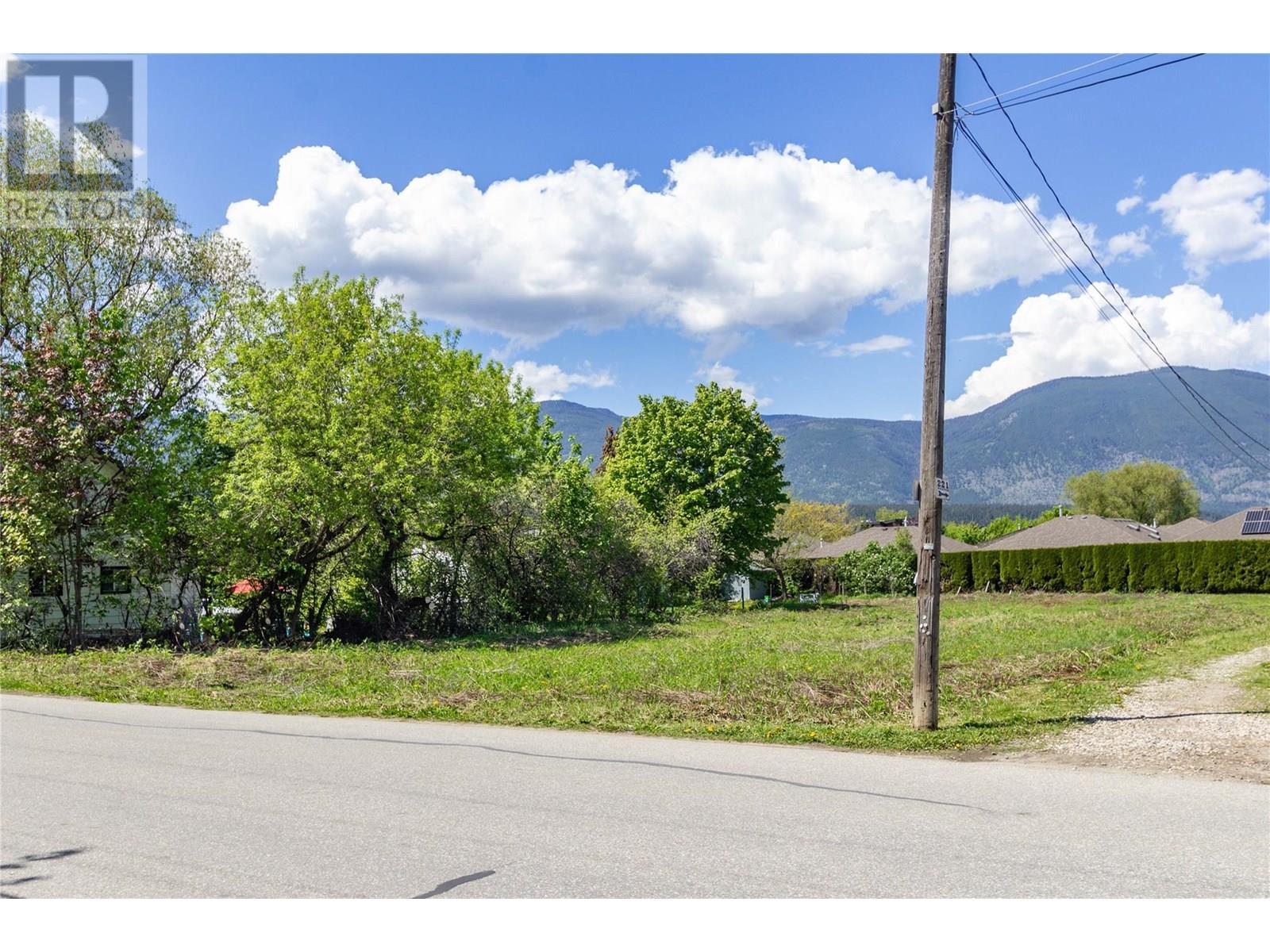Photo 5 of 241 Beatty Avenue Nw, Salmon Arm BC