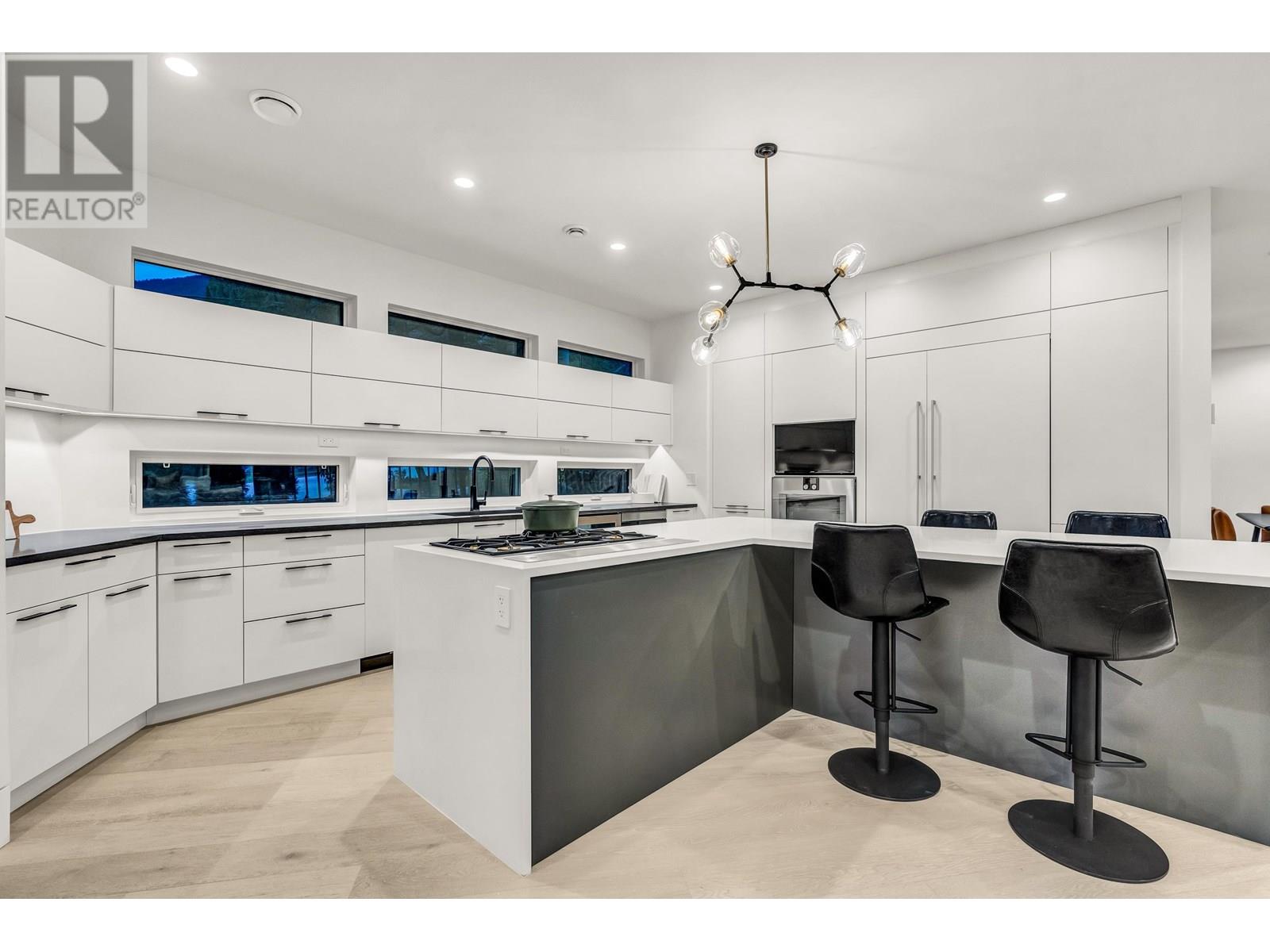 4500 CANTERBURY CRESCENT, North Vancouver