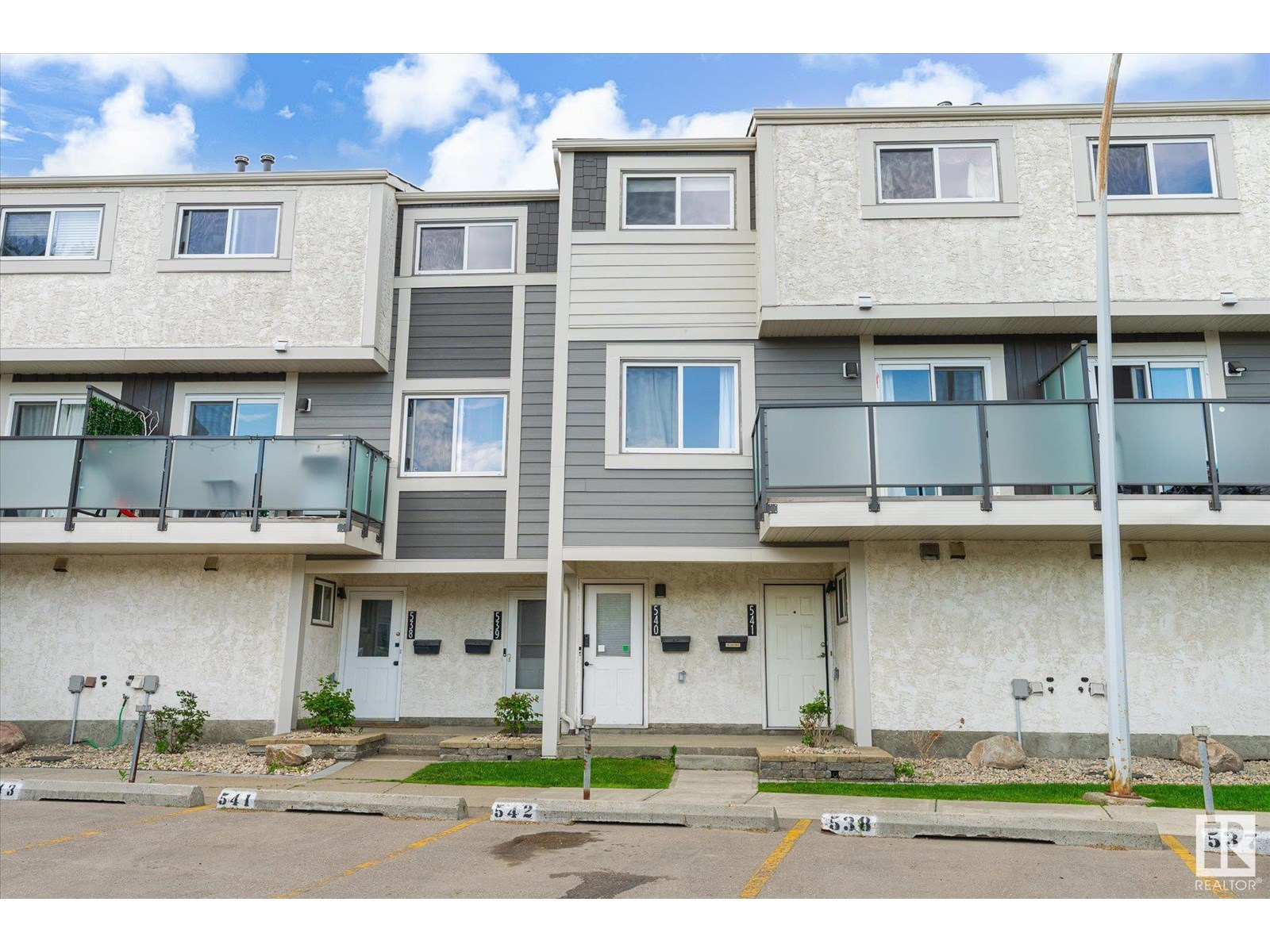 Photo 3 of 540 Willow Co Nw, Edmonton AB