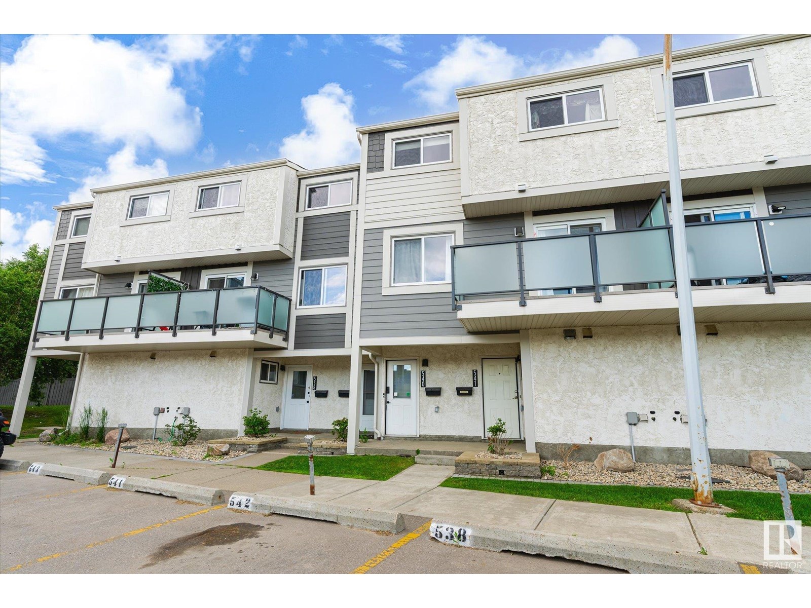 Photo 4 of 540 Willow Co Nw, Edmonton AB
