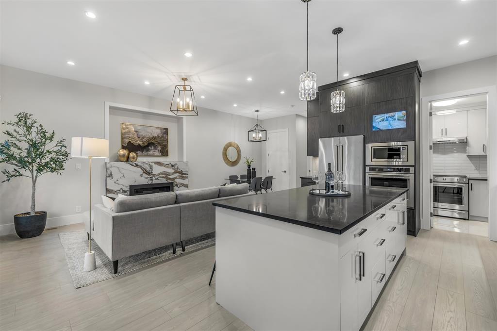Photo 2 of 17136 1 Avenue, Surrey BC