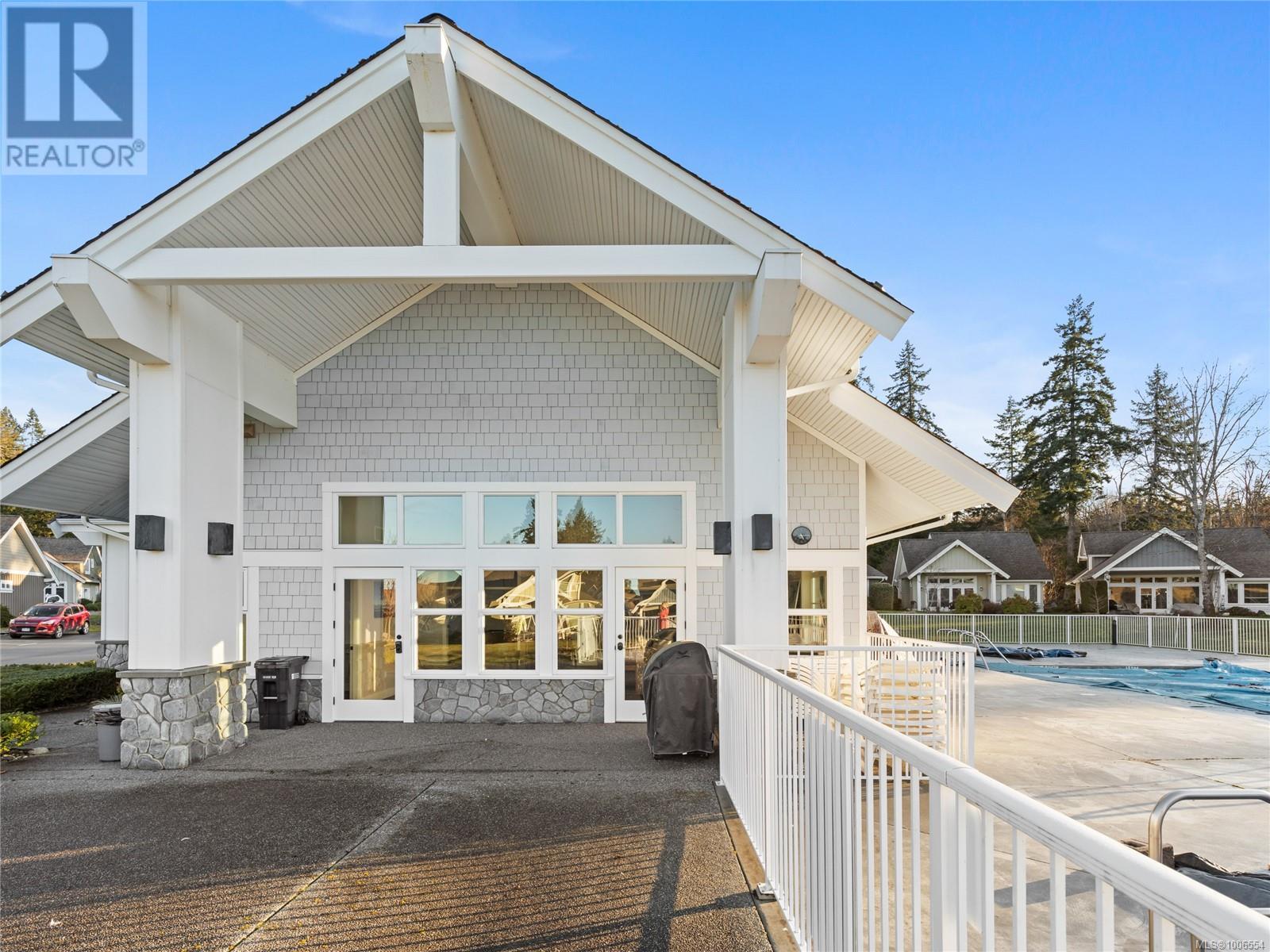 Photo 11 of 29 5251 Island Hwy, Qualicum Beach BC