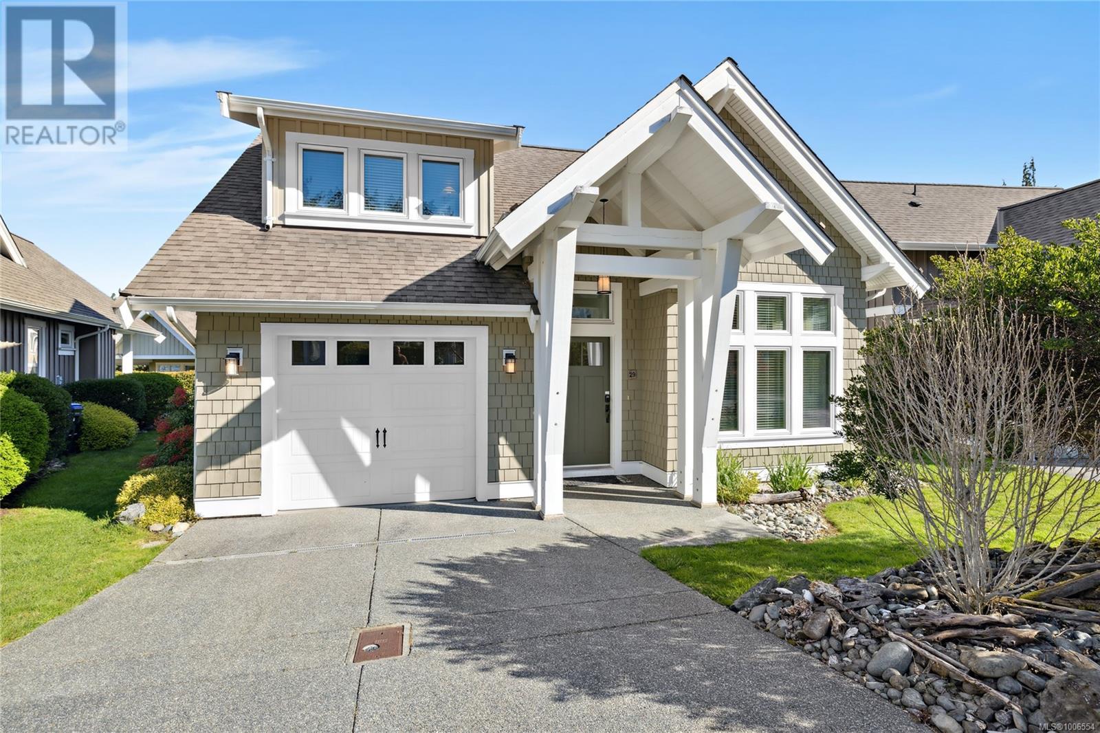 Photo 16 of 29 5251 Island Hwy, Qualicum Beach BC