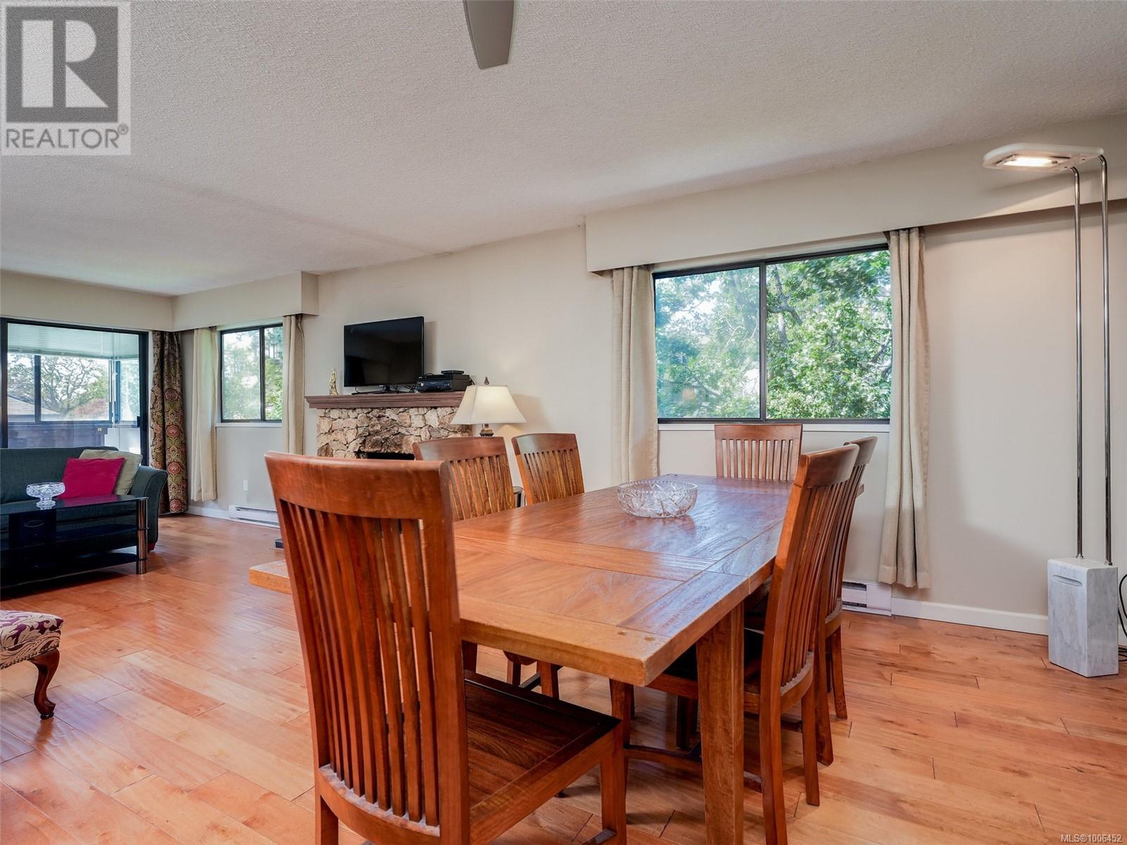 Photo 2 of 32 3958 Cedar Hill Rd, Saanich BC