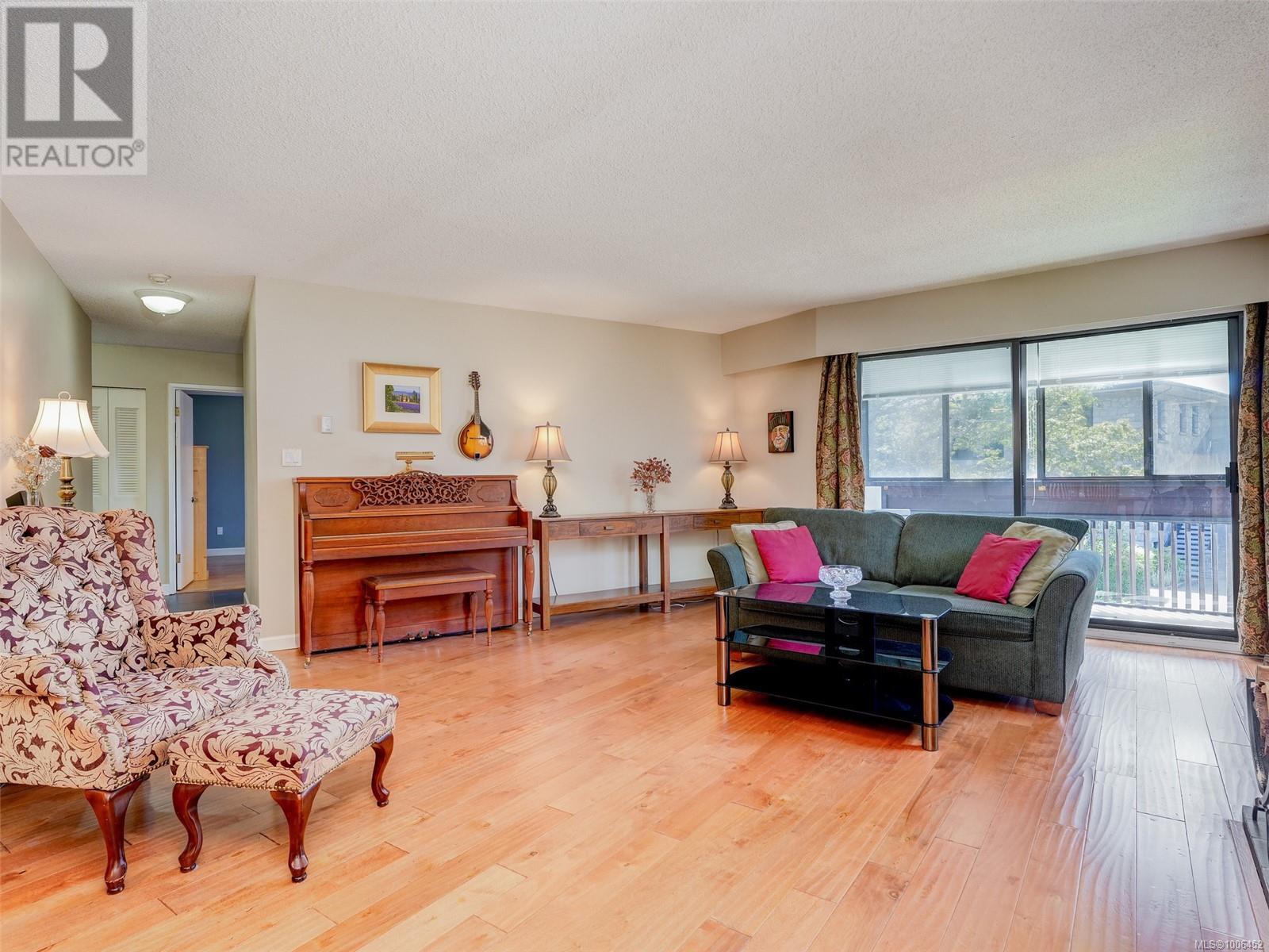 Photo 3 of 32 3958 Cedar Hill Rd, Saanich BC