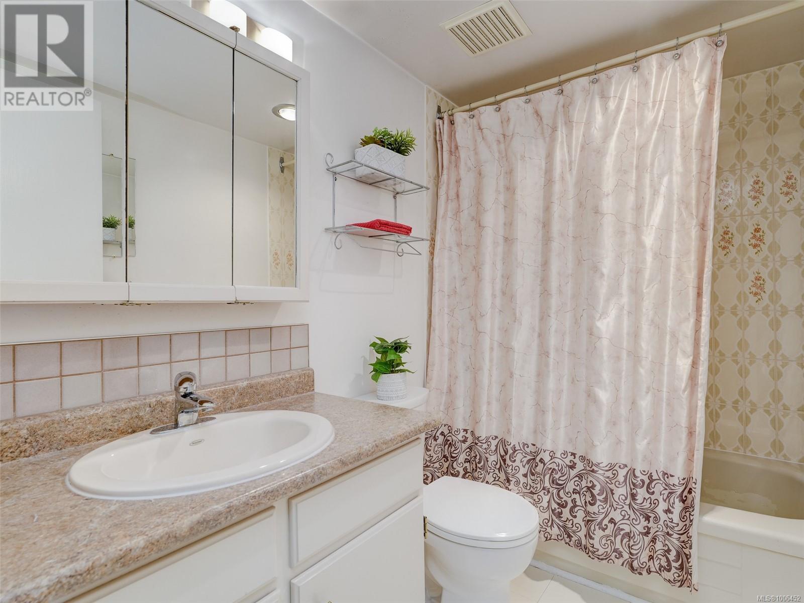 Photo 16 of 32 3958 Cedar Hill Rd, Saanich BC