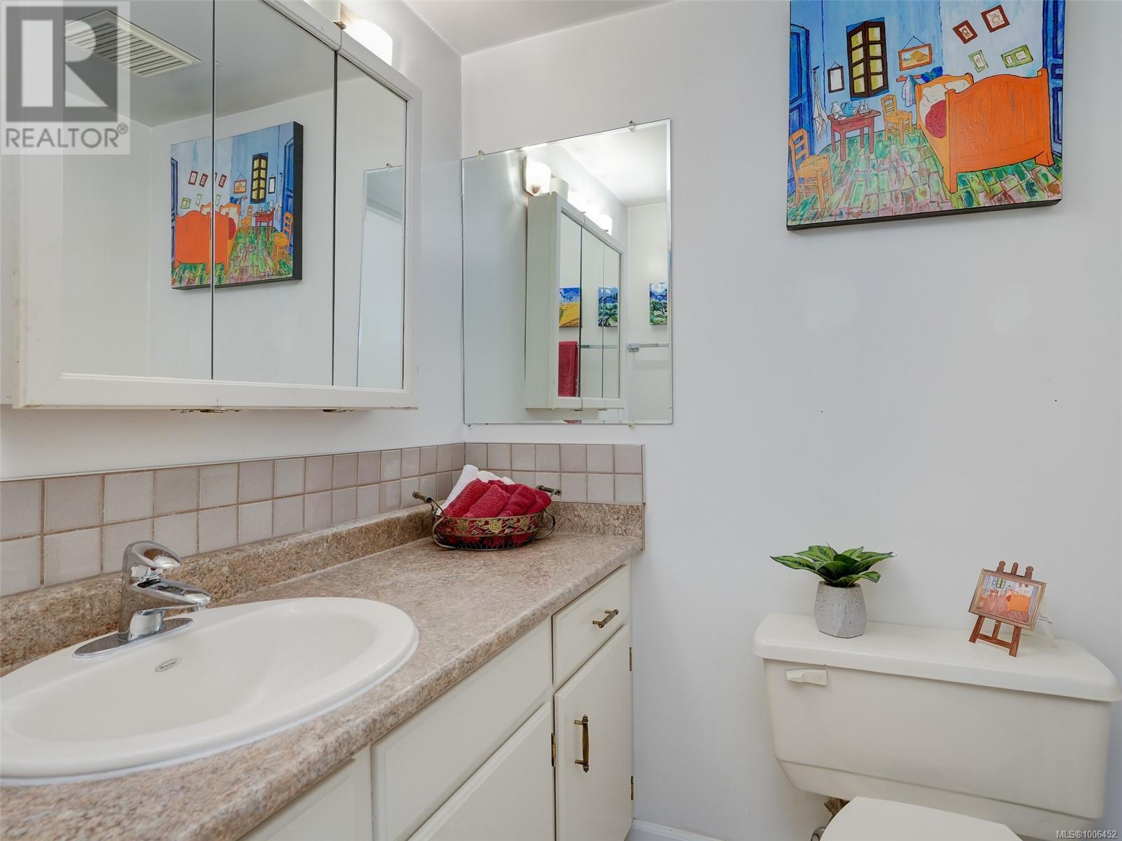 Photo 12 of 32 3958 Cedar Hill Rd, Saanich BC