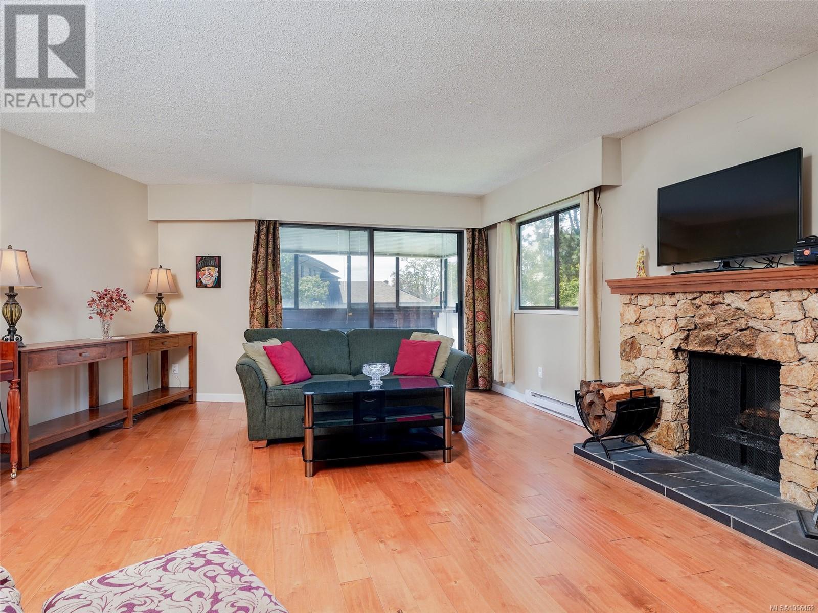 Photo 4 of 32 3958 Cedar Hill Rd, Saanich BC