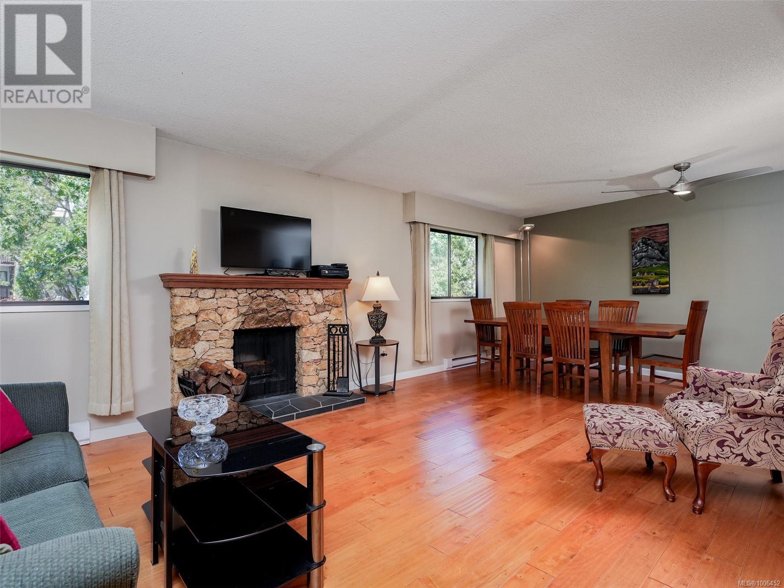Photo 5 of 32 3958 Cedar Hill Rd, Saanich BC
