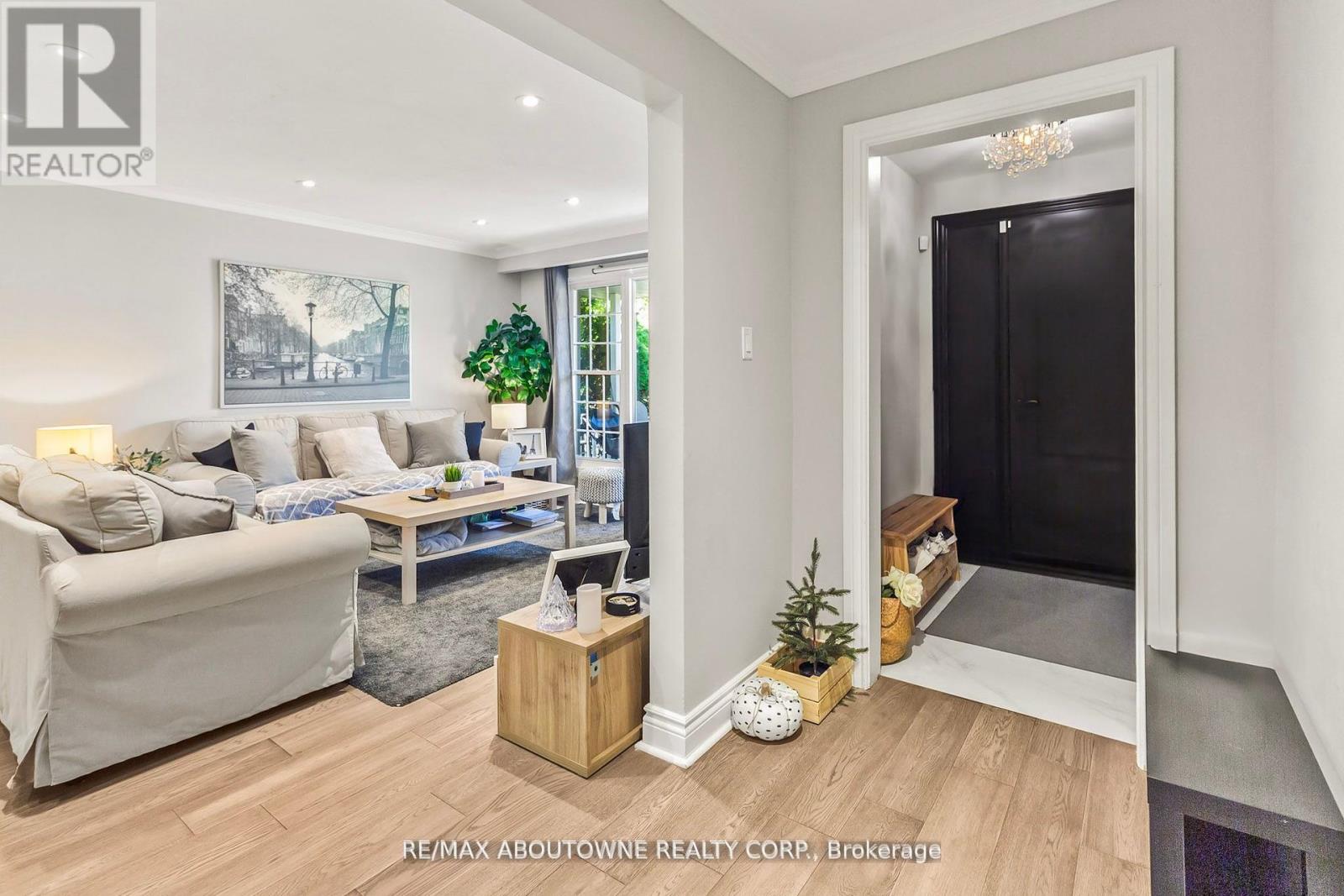 Photo 2 of 1230 Wood Place, Oakville ON