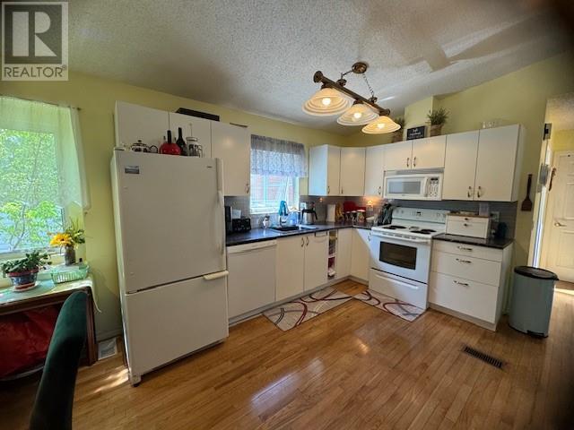 10 3096 South Main Street, Penticton