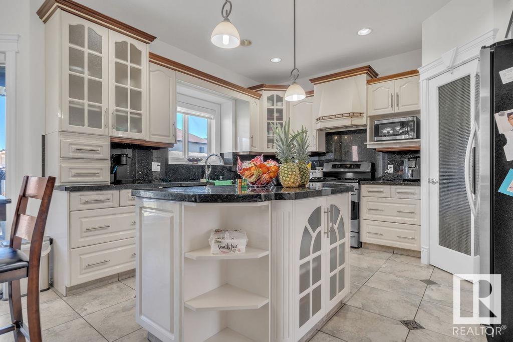 Photo 2 of 6724 12 Av Sw, Edmonton AB