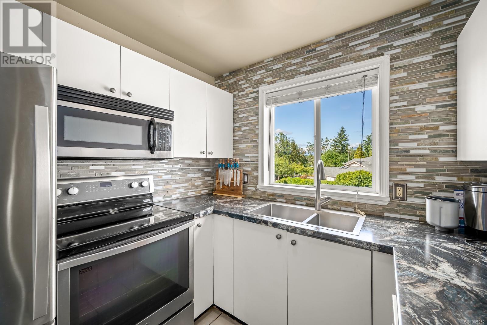 301 1050 Braidwood Rd, Courtenay