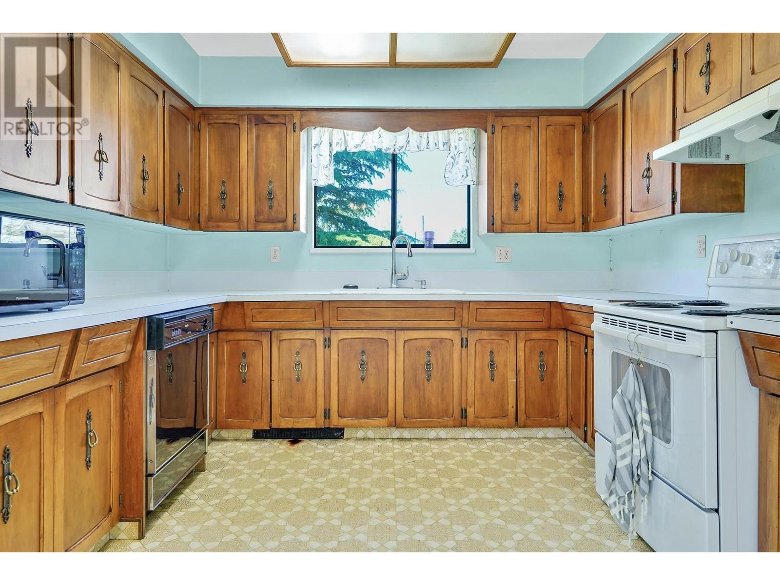 Photo 8 of 10540 Seamount Road, Richmond BC