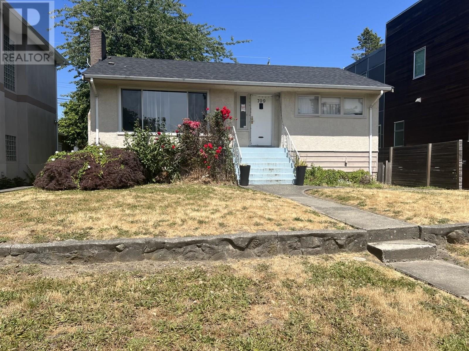 Photo 2 of 709 W 64th Avenue, Vancouver BC