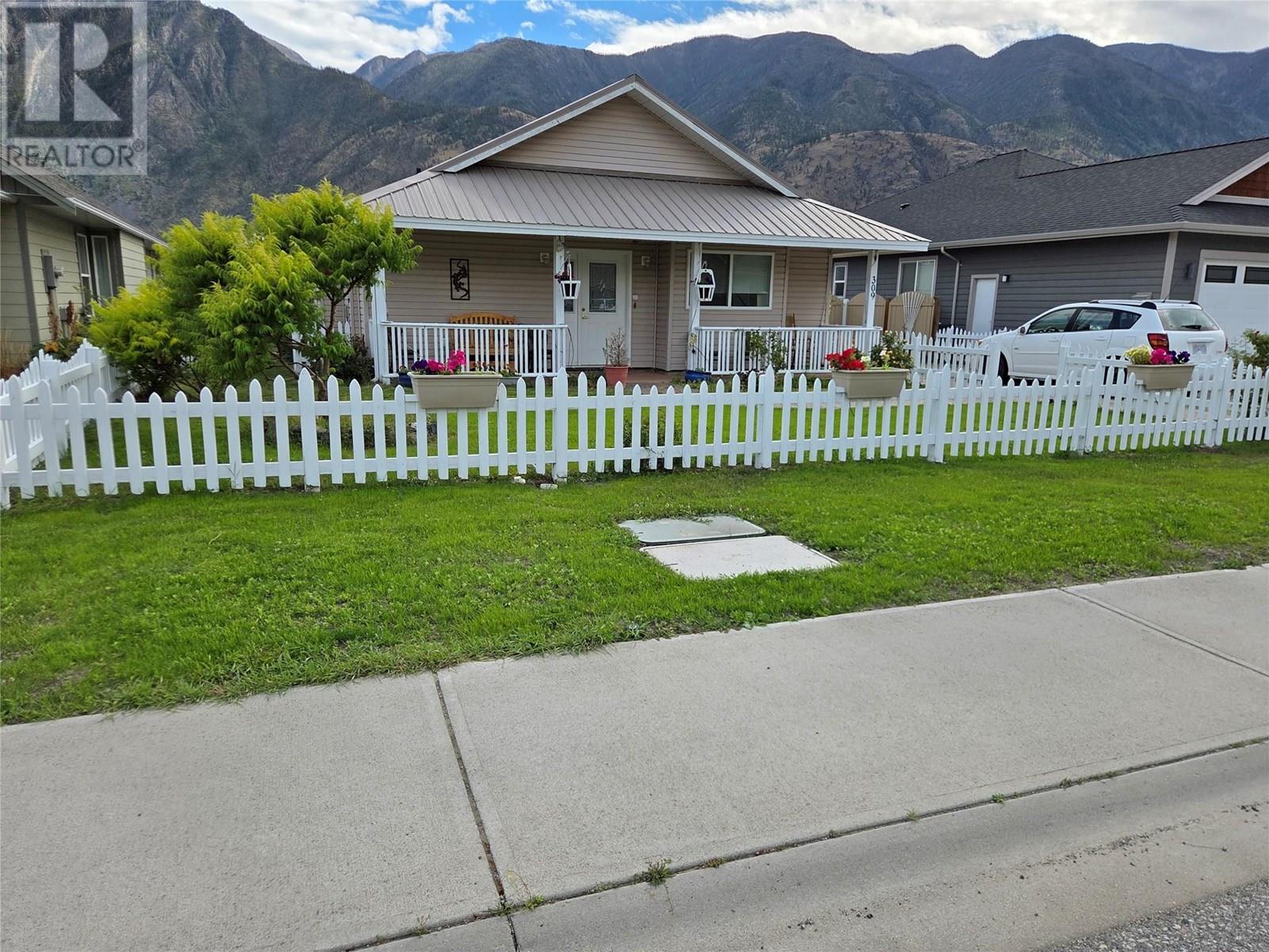 Photo 3 of 309 2nd Avenue, Keremeos BC