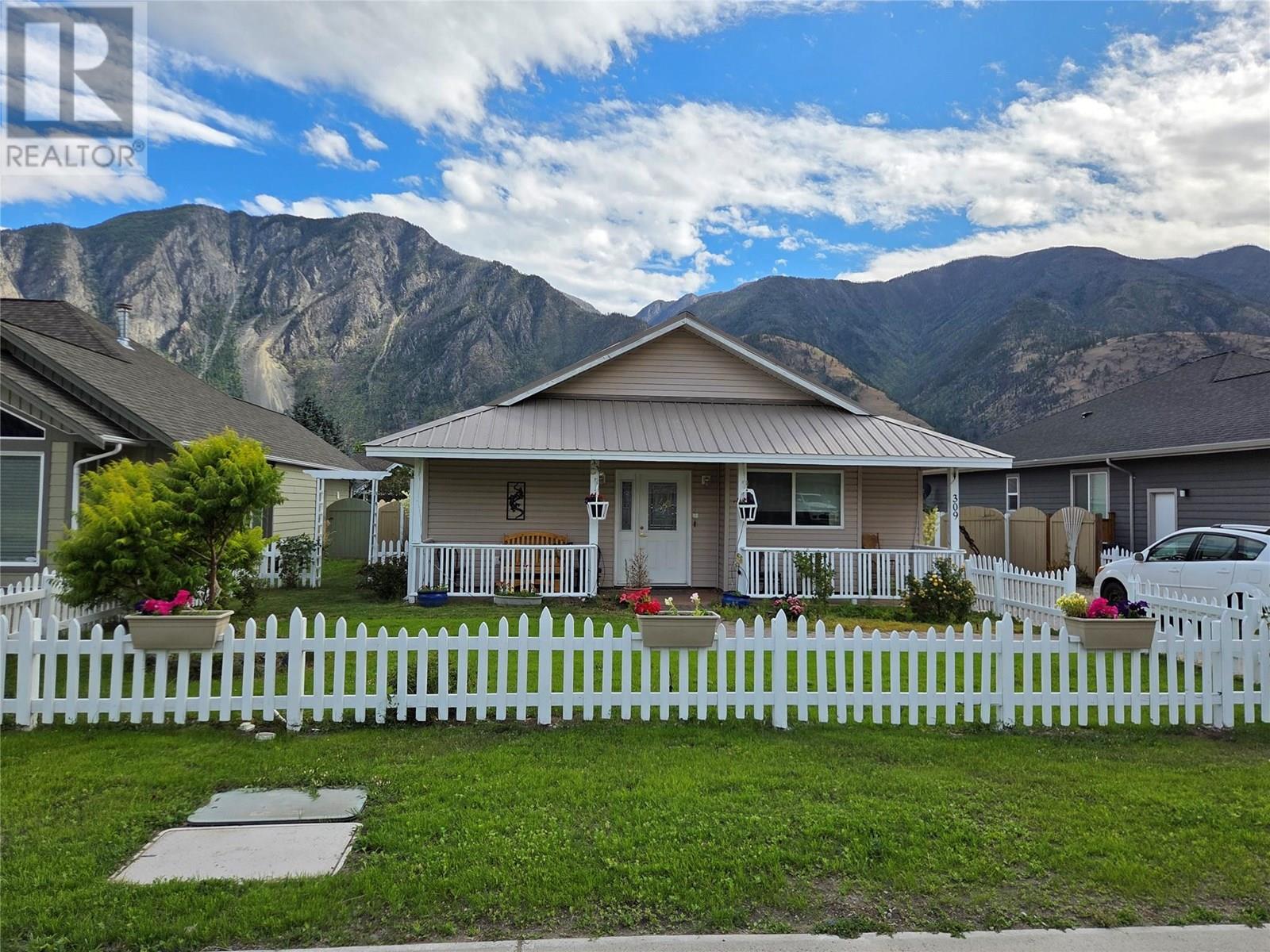 Photo 2 of 309 2nd Avenue, Keremeos BC
