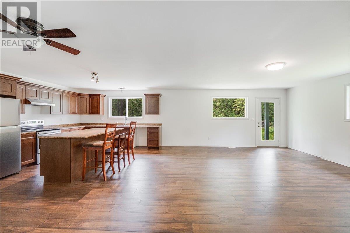 116 Liness Road, Salmo