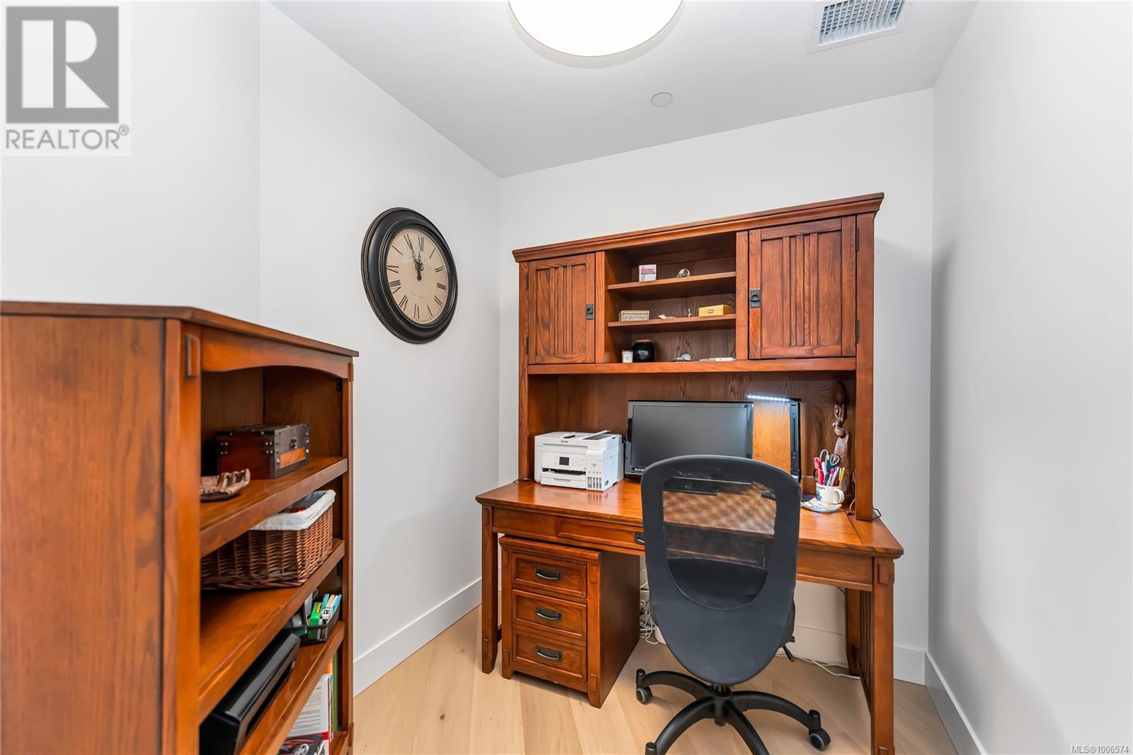 Photo 11 of 503 5388 Hill Rise Terr, Saanich BC