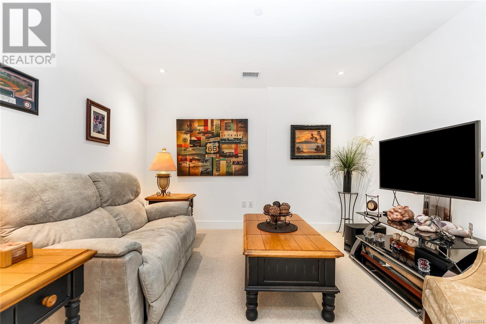 Photo 15 of 503 5388 Hill Rise Terr, Saanich BC