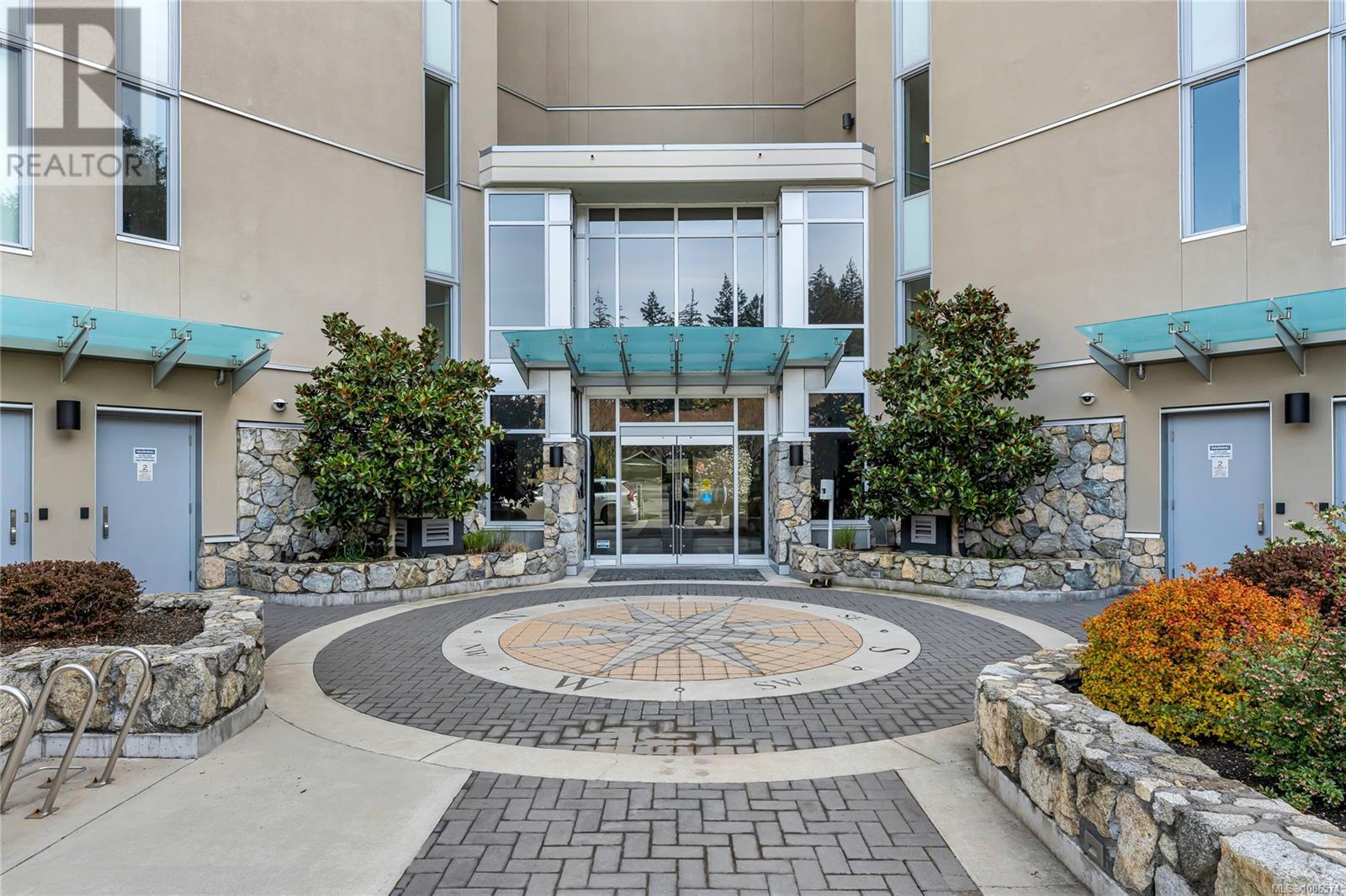 Photo 18 of 503 5388 Hill Rise Terr, Saanich BC