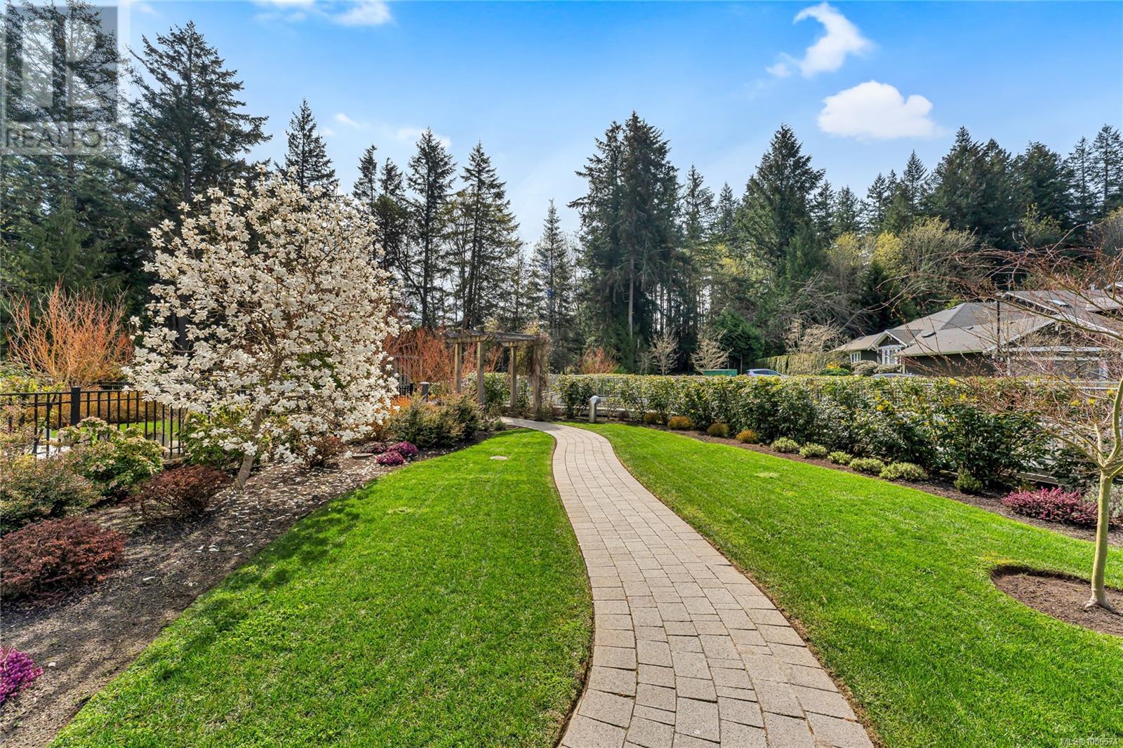 Photo 19 of 503 5388 Hill Rise Terr, Saanich BC