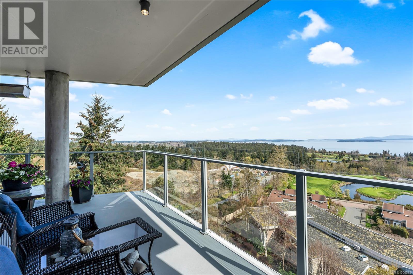 Photo 2 of 503 5388 Hill Rise Terr, Saanich BC