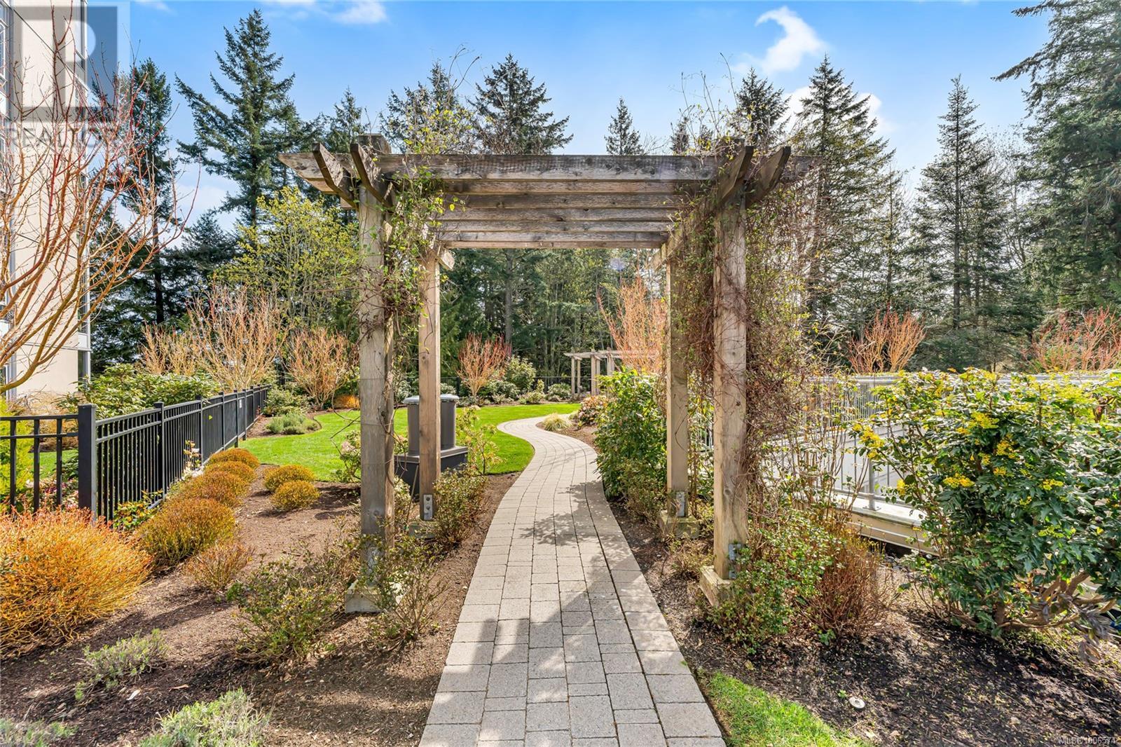 Photo 20 of 503 5388 Hill Rise Terr, Saanich BC