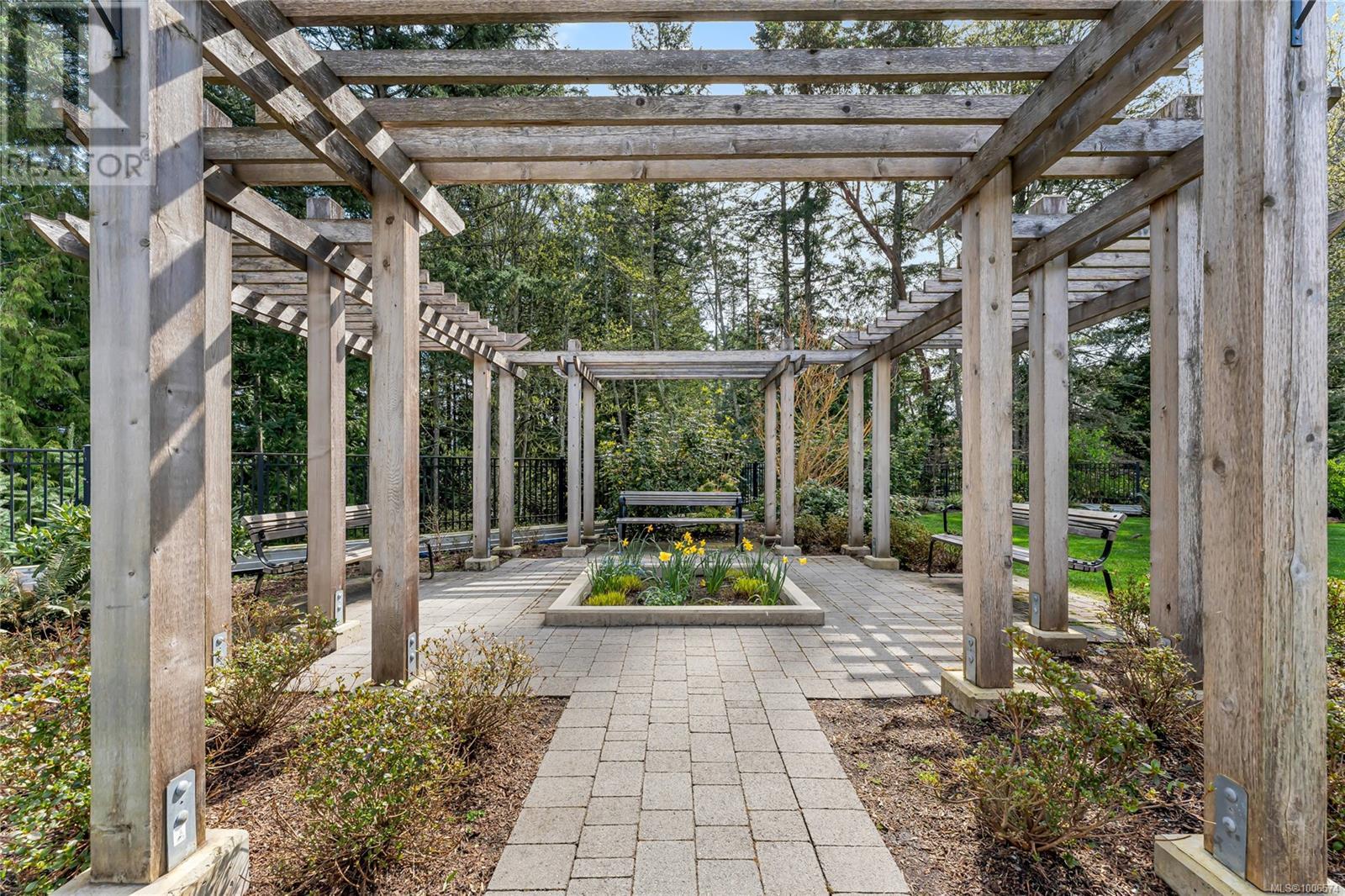 Photo 21 of 503 5388 Hill Rise Terr, Saanich BC