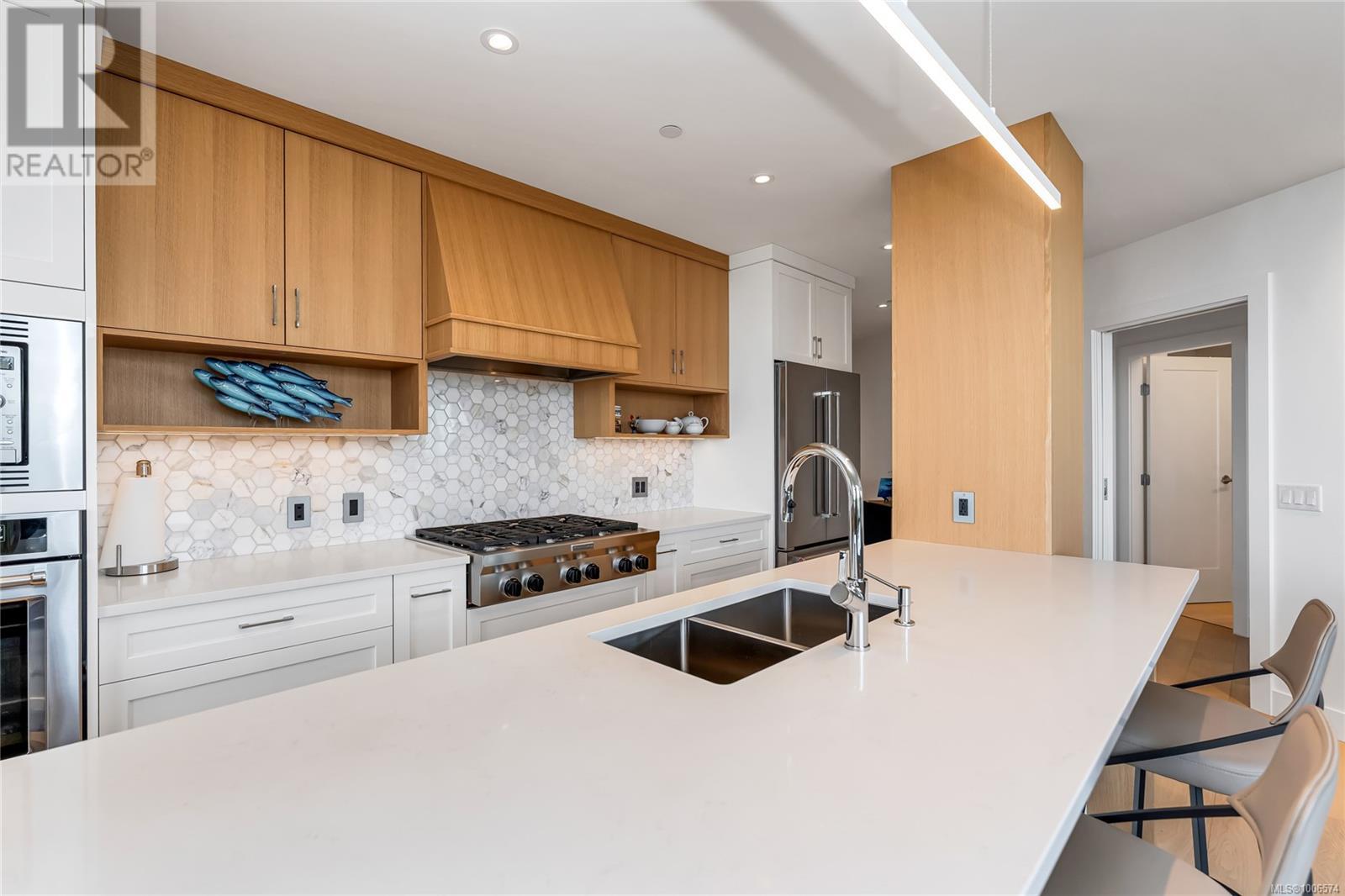 Photo 28 of 503 5388 Hill Rise Terr, Saanich BC