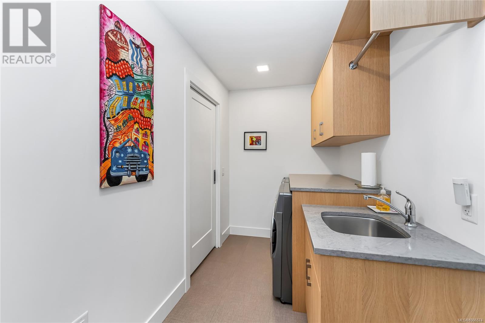 Photo 35 of 503 5388 Hill Rise Terr, Saanich BC