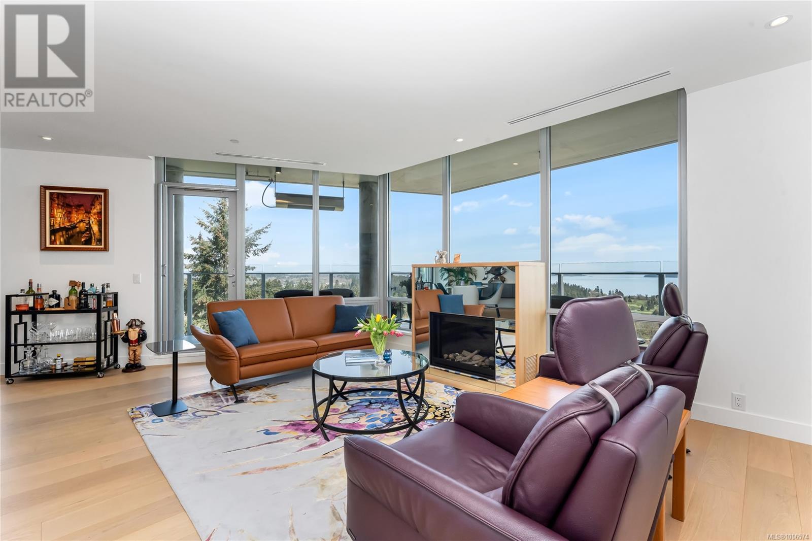 Photo 4 of 503 5388 Hill Rise Terr, Saanich BC