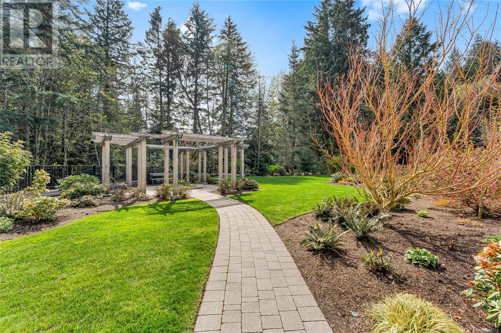 Photo 48 of 503 5388 Hill Rise Terr, Saanich BC