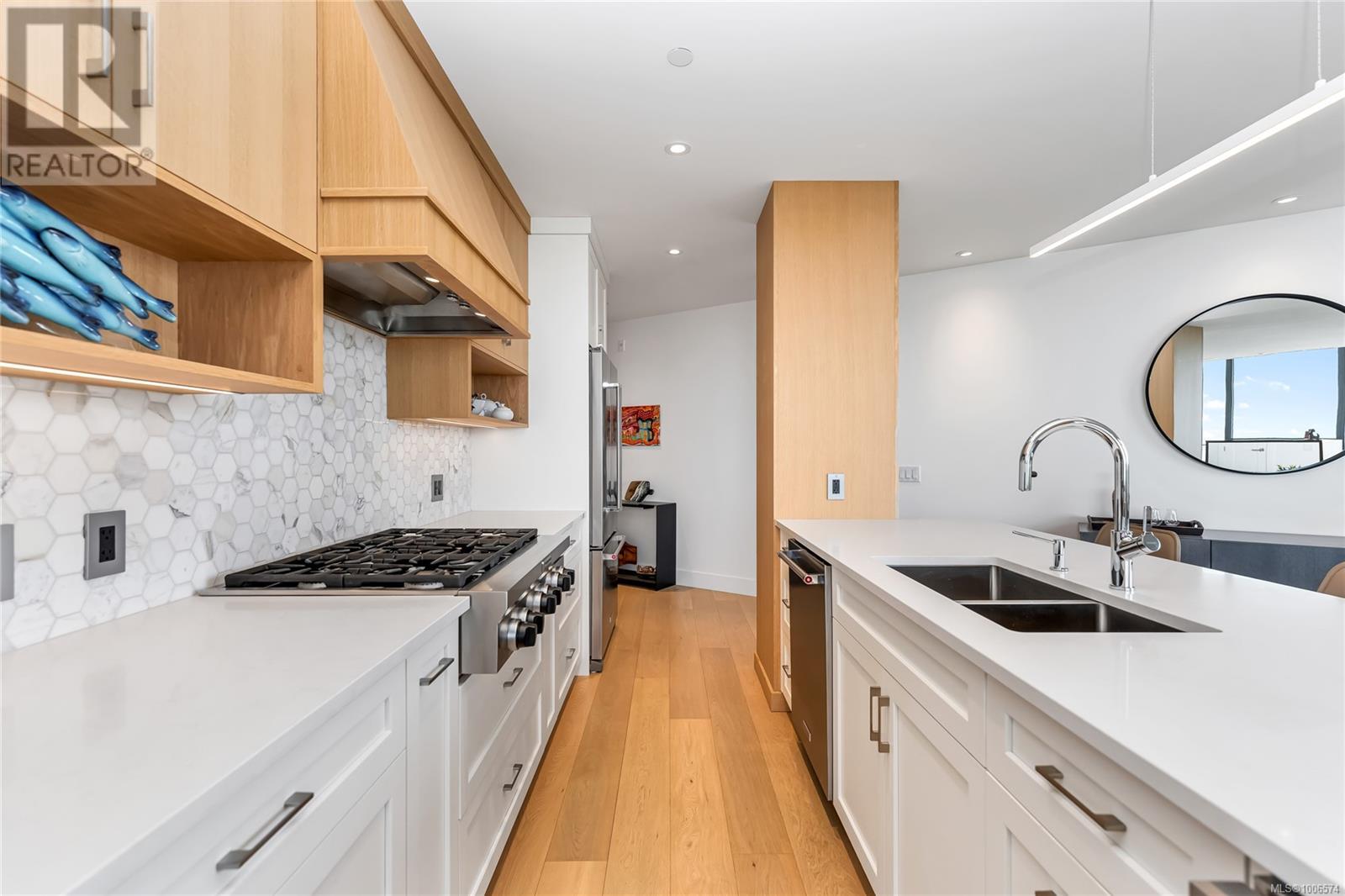 Photo 8 of 503 5388 Hill Rise Terr, Saanich BC