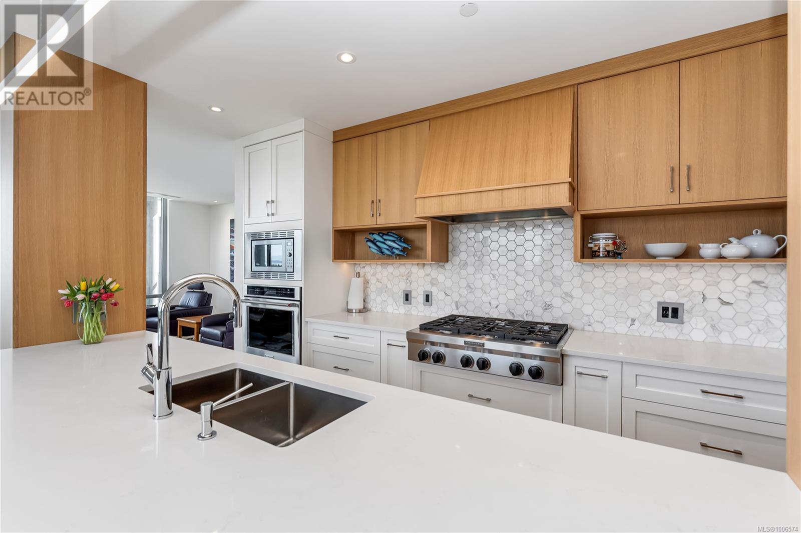 Photo 9 of 503 5388 Hill Rise Terr, Saanich BC