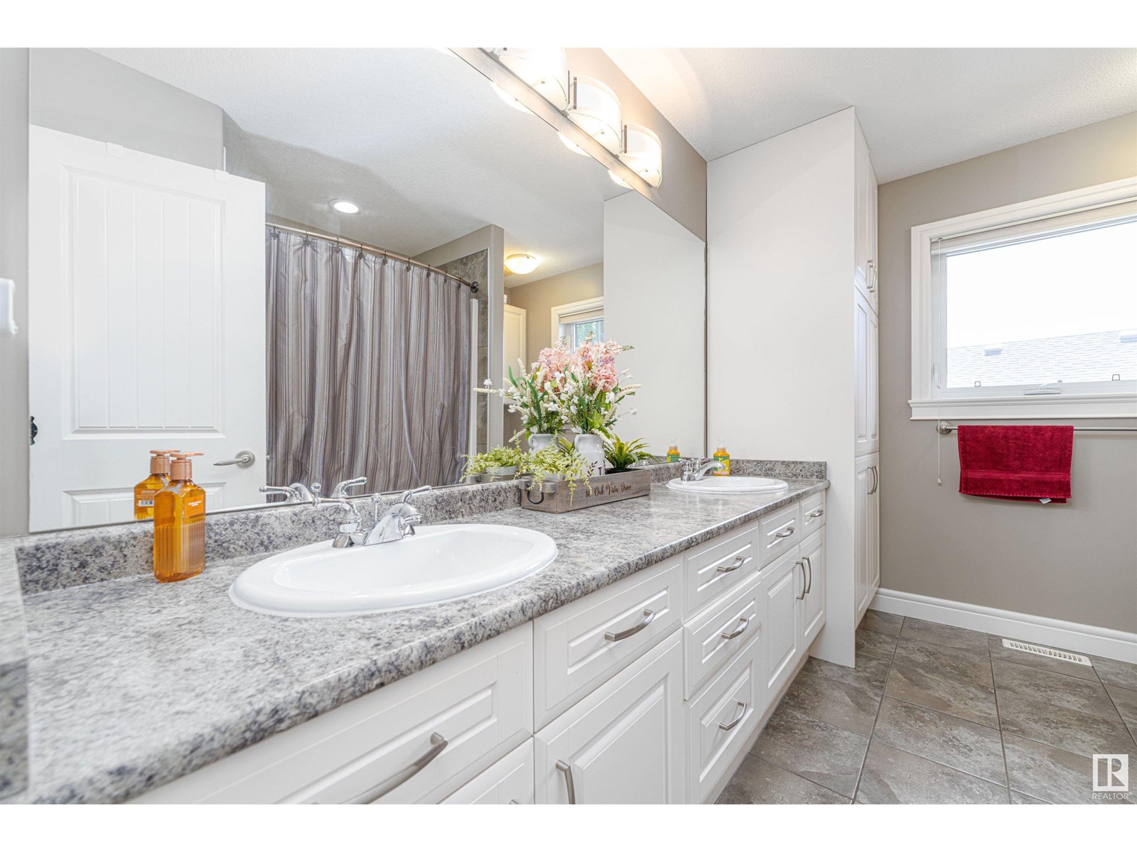 Photo 10 of 86 Oak Vista Dr, St Albert AB