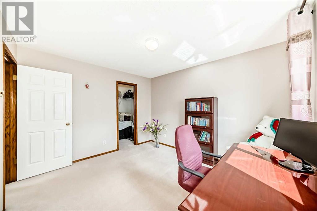 Single Family House for Sale in  Edgebrook Drive NW Edgemont Calgary 